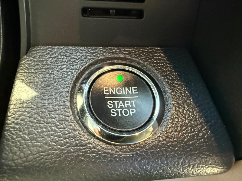 Ford Super Duty F-250 SRW Vehicle Image 16