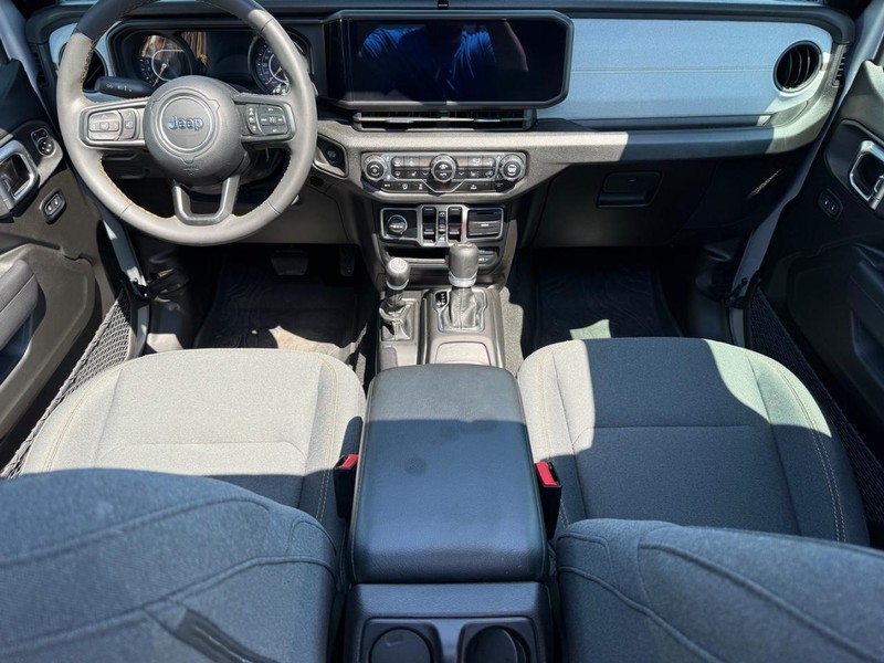 Jeep Wrangler Vehicle Image 12