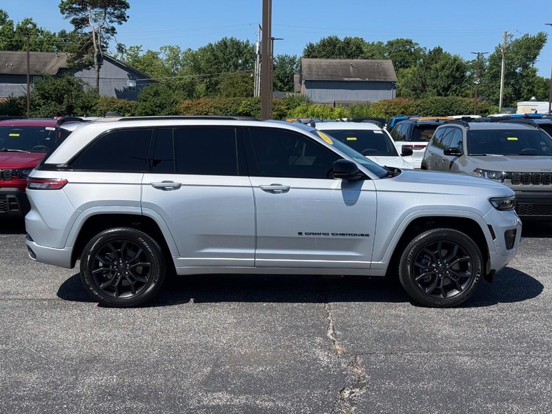 Jeep Grand Cherokee 4xe Vehicle Image 02