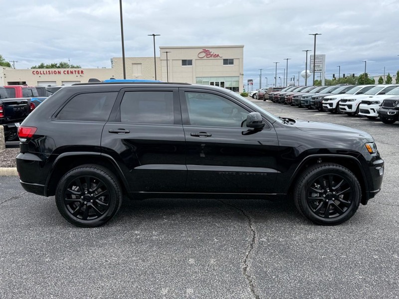 Jeep Grand Cherokee Vehicle Image 02