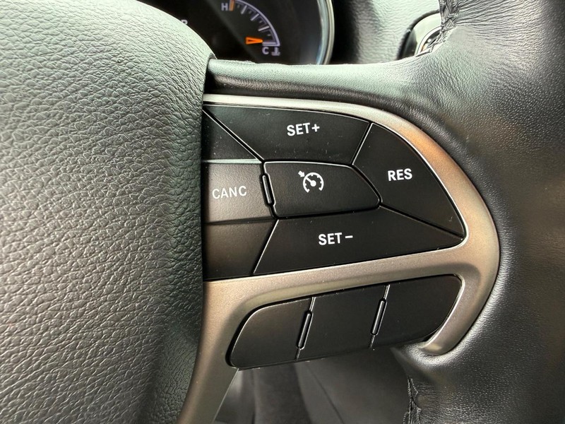Jeep Grand Cherokee Vehicle Image 16