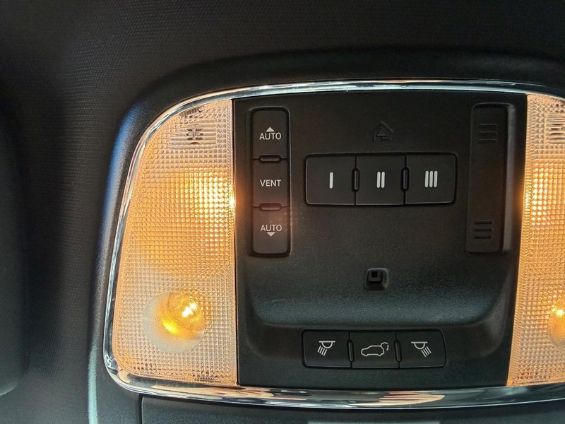 Jeep Grand Cherokee Vehicle Image 24
