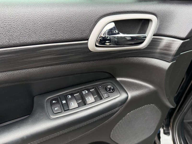Jeep Grand Cherokee Vehicle Image 27