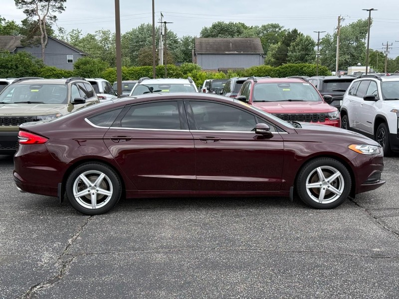 Ford Fusion Vehicle Full-screen Gallery Image 02