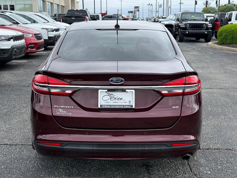 Ford Fusion Vehicle Full-screen Gallery Image 04