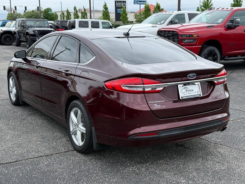 Ford Fusion Vehicle Full-screen Gallery Image 05