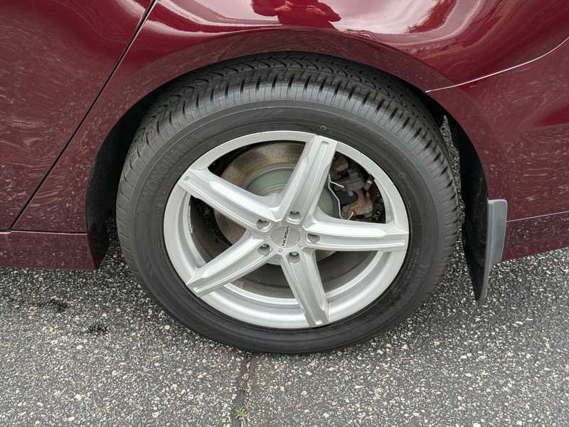Ford Fusion Vehicle Full-screen Gallery Image 06