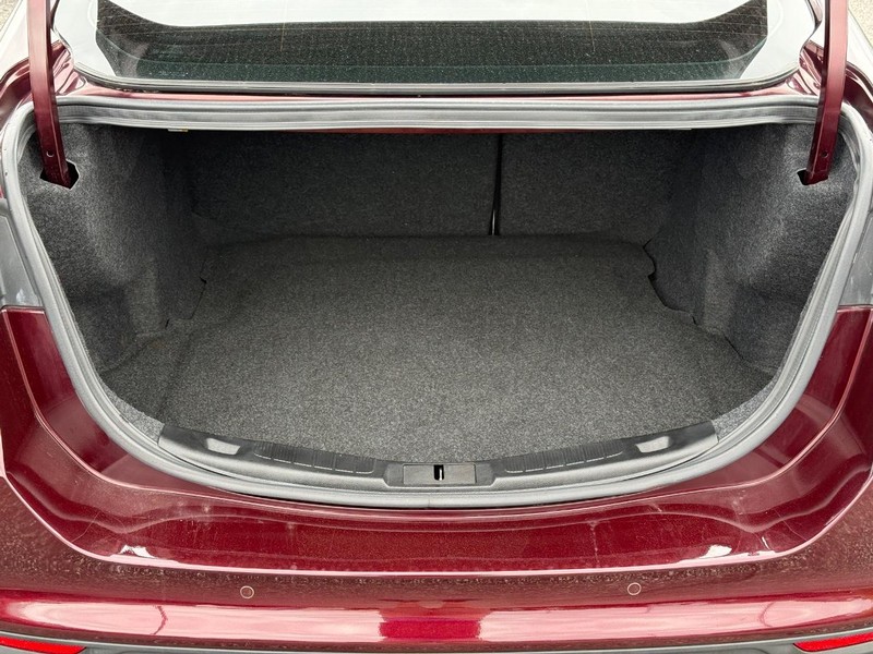 Ford Fusion Vehicle Full-screen Gallery Image 07
