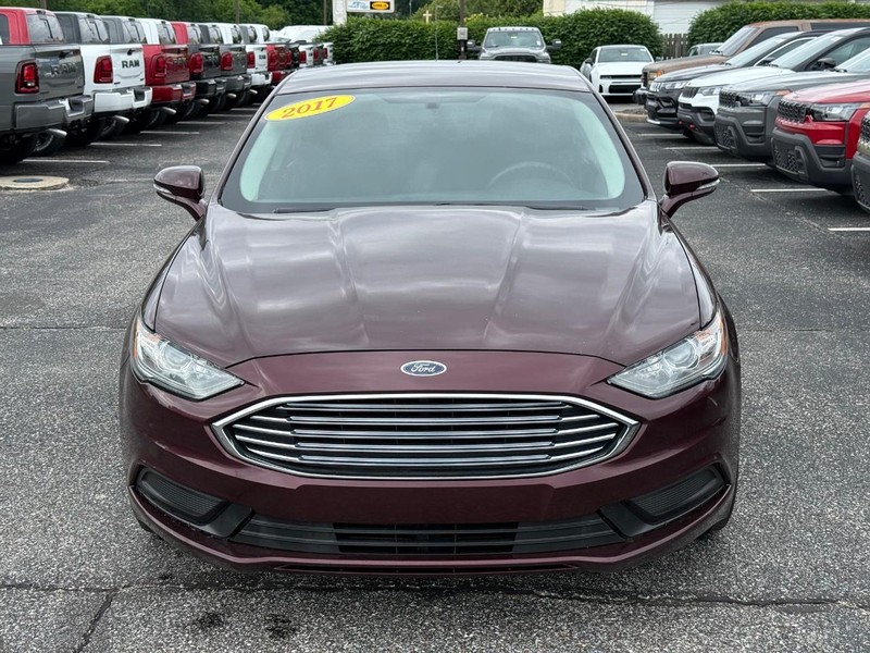 Ford Fusion Vehicle Full-screen Gallery Image 09