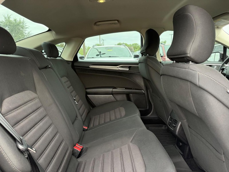 Ford Fusion Vehicle Full-screen Gallery Image 10