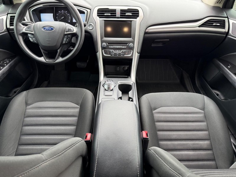 Ford Fusion Vehicle Full-screen Gallery Image 11