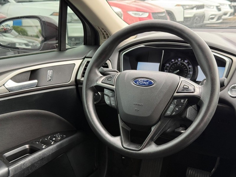 Ford Fusion Vehicle Full-screen Gallery Image 12