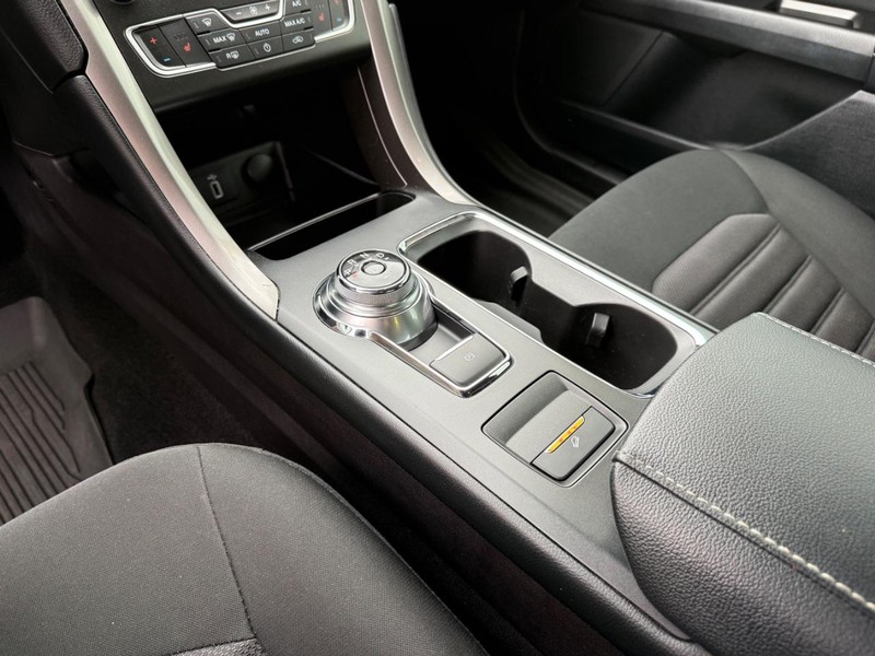 Ford Fusion Vehicle Full-screen Gallery Image 19
