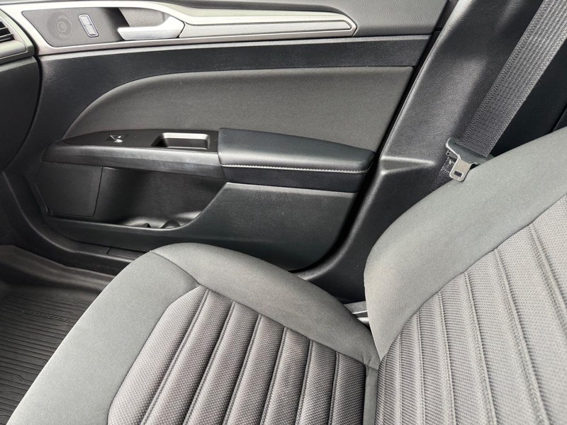 Ford Fusion Vehicle Full-screen Gallery Image 20