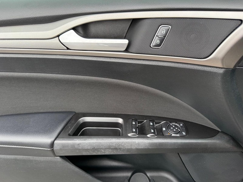 Ford Fusion Vehicle Full-screen Gallery Image 23