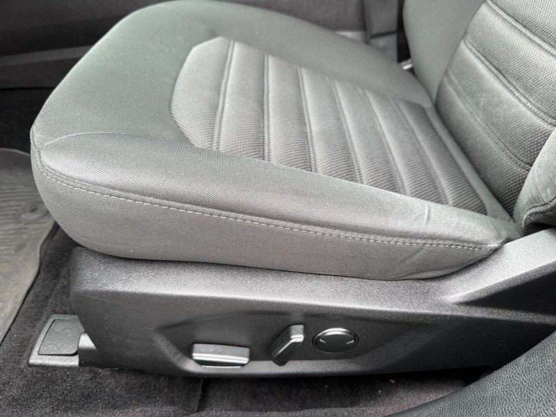 Ford Fusion Vehicle Full-screen Gallery Image 24