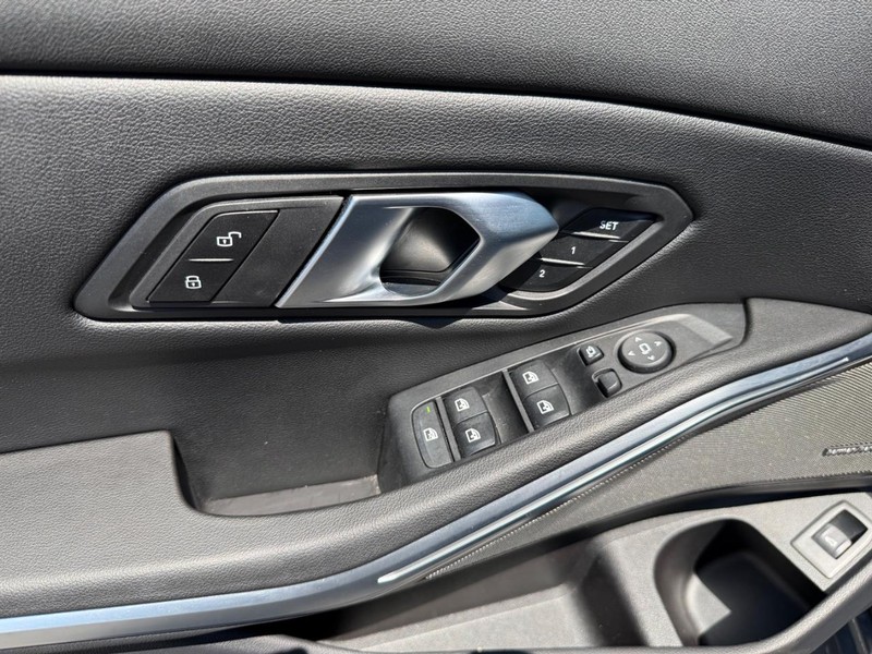 BMW 3 Series Vehicle Image 22