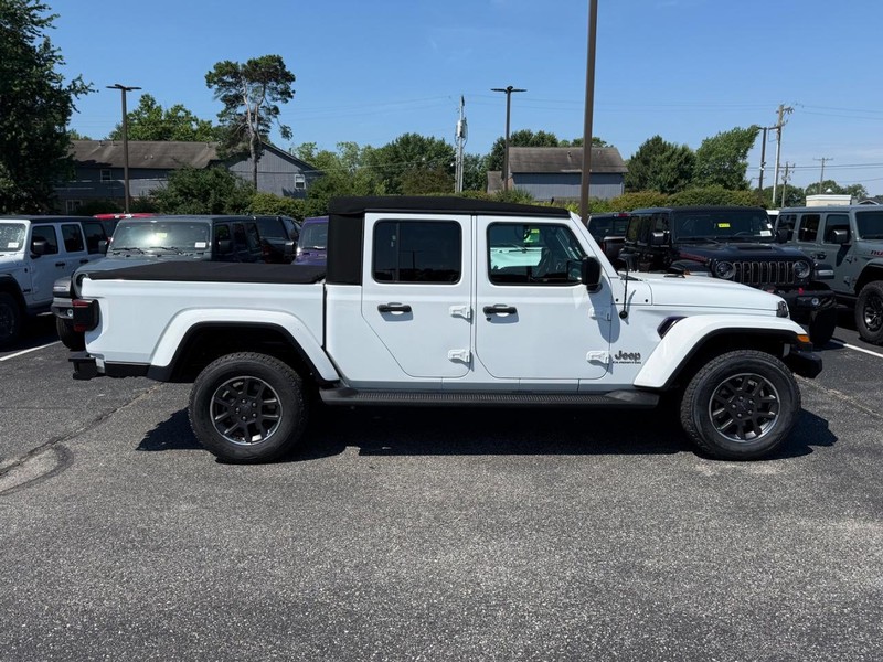 Jeep Gladiator Vehicle Image 02