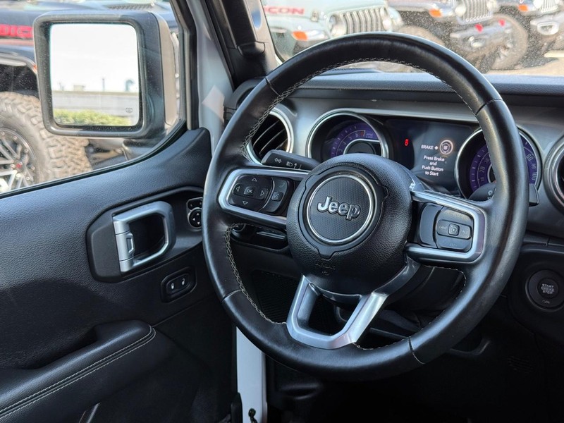 Jeep Gladiator Vehicle Image 12