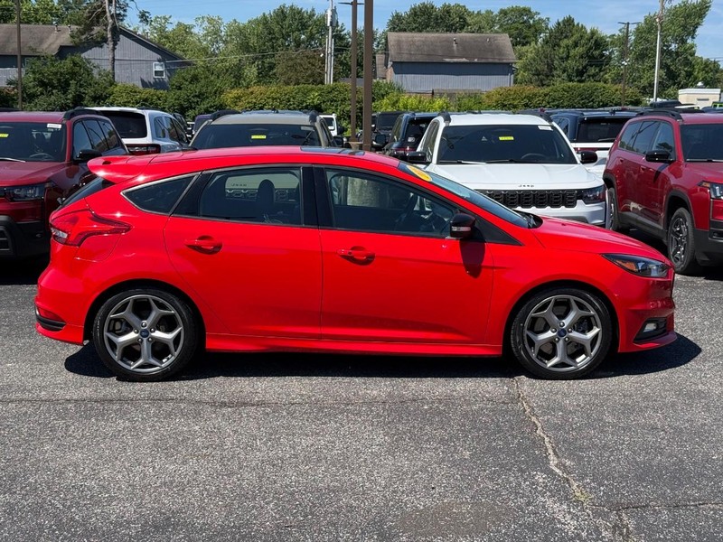 Ford Focus Vehicle Image 02