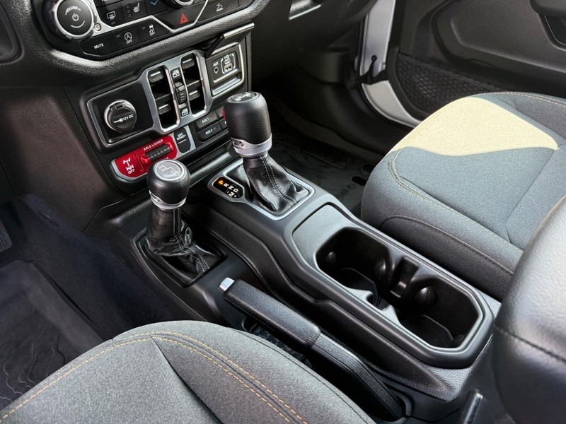 Jeep Wrangler Vehicle Image 21