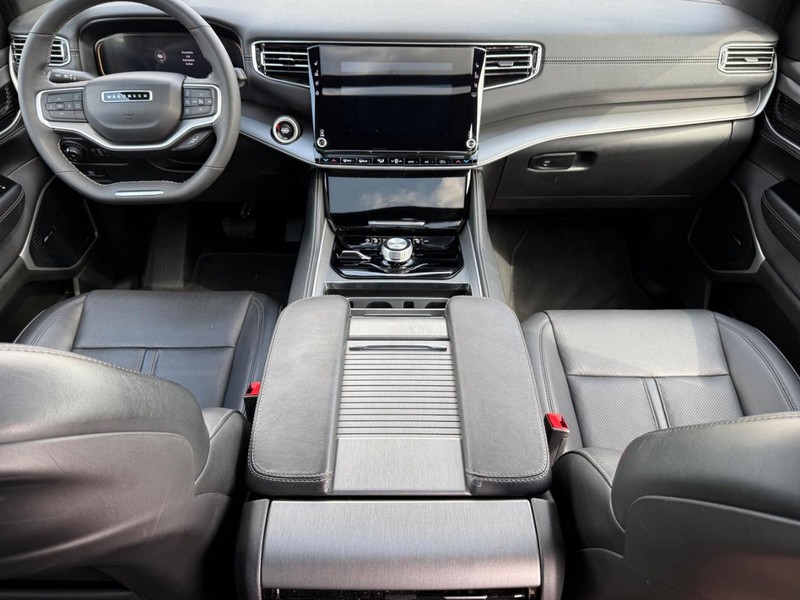 Jeep Wagoneer L Vehicle Image 14