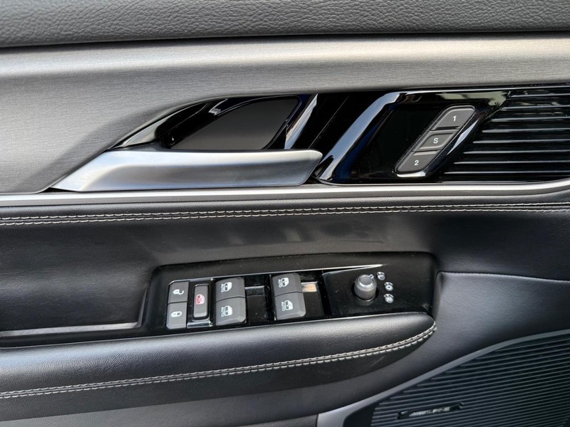 Jeep Wagoneer L Vehicle Image 26