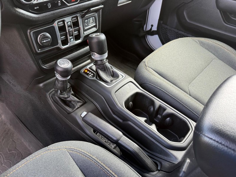 Jeep Wrangler Vehicle Image 21