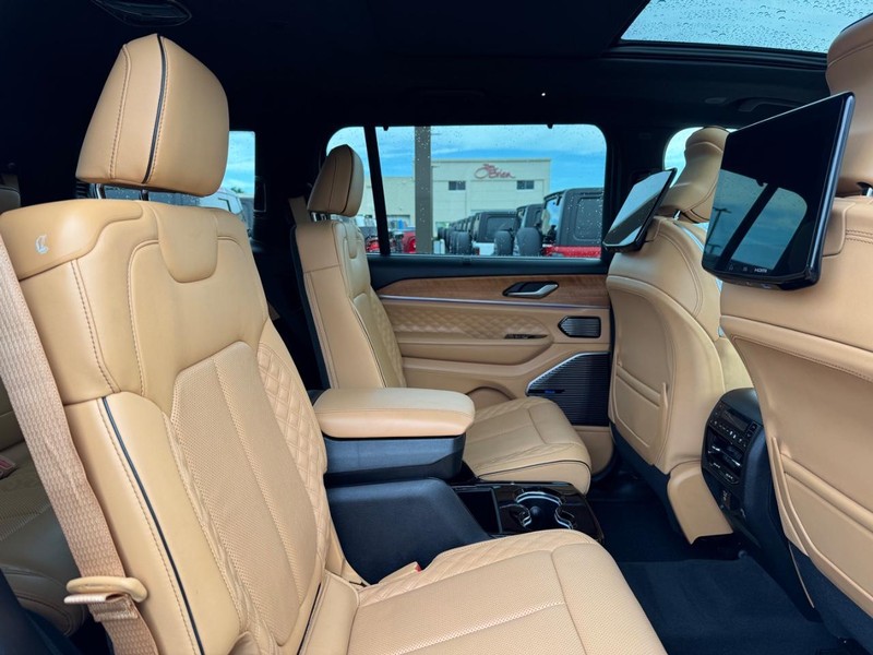 Jeep Grand Cherokee L Vehicle Image 11