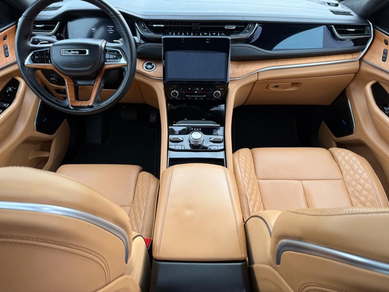 Jeep Grand Cherokee L Vehicle Image 14