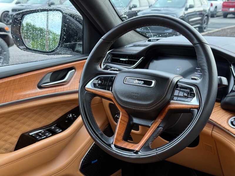 Jeep Grand Cherokee L Vehicle Image 15
