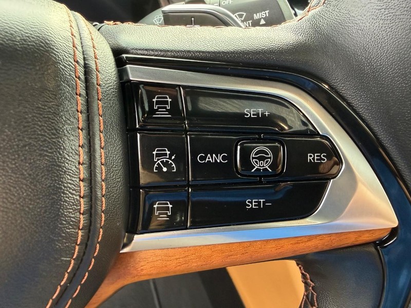 Jeep Grand Cherokee L Vehicle Image 17