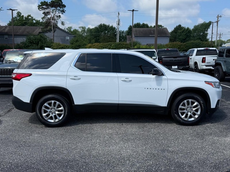 Chevrolet Traverse Vehicle Image 02