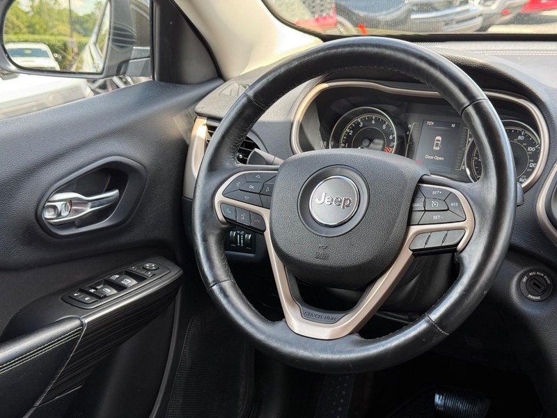 Jeep Cherokee Vehicle Image 12