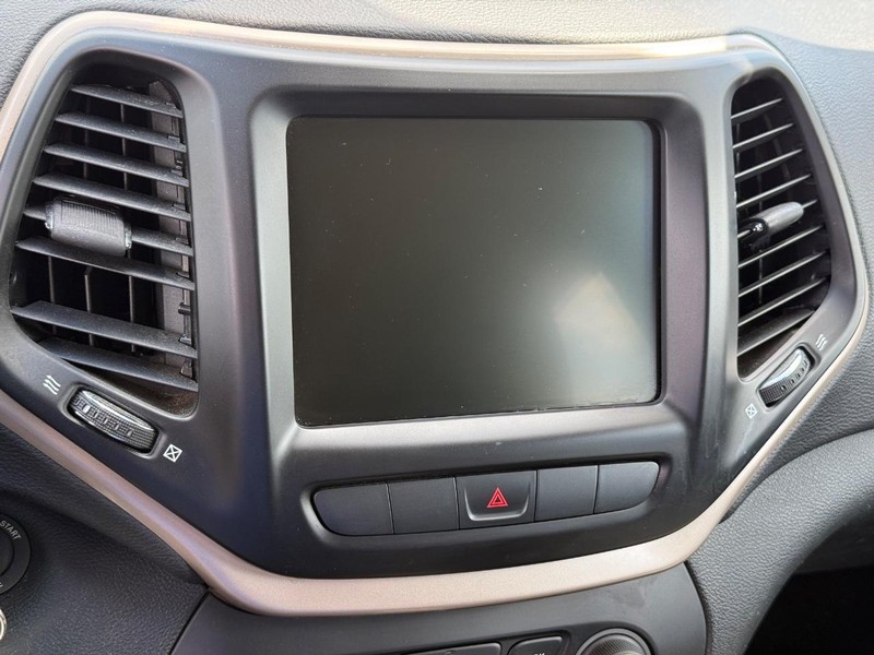Jeep Cherokee Vehicle Image 16