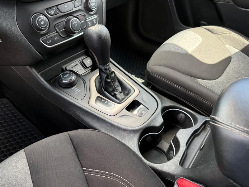 Jeep Cherokee Vehicle Image 17