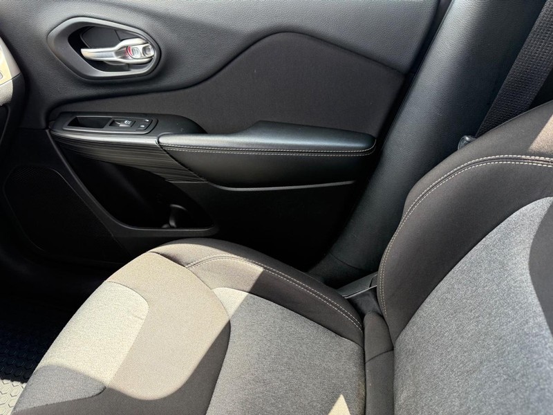 Jeep Cherokee Vehicle Image 18