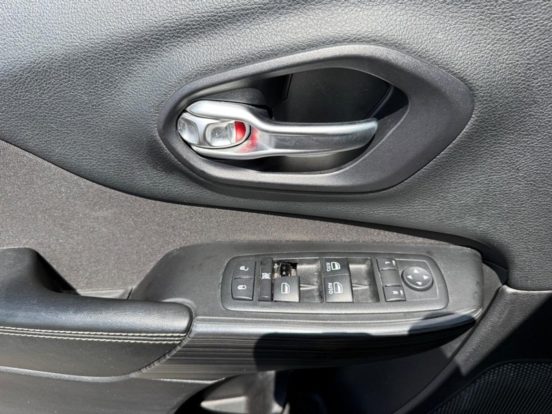 Jeep Cherokee Vehicle Image 21