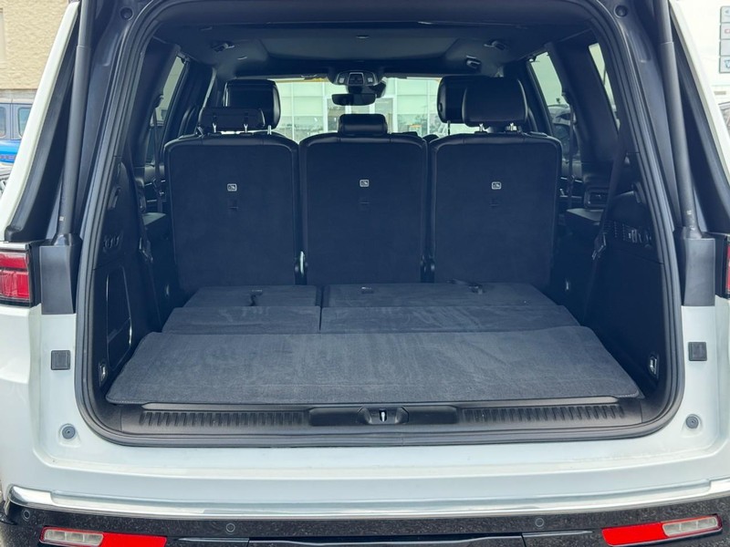 Jeep Wagoneer Vehicle Image 04