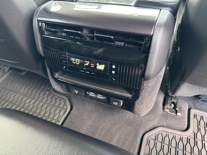 Jeep Wagoneer Vehicle Image 17