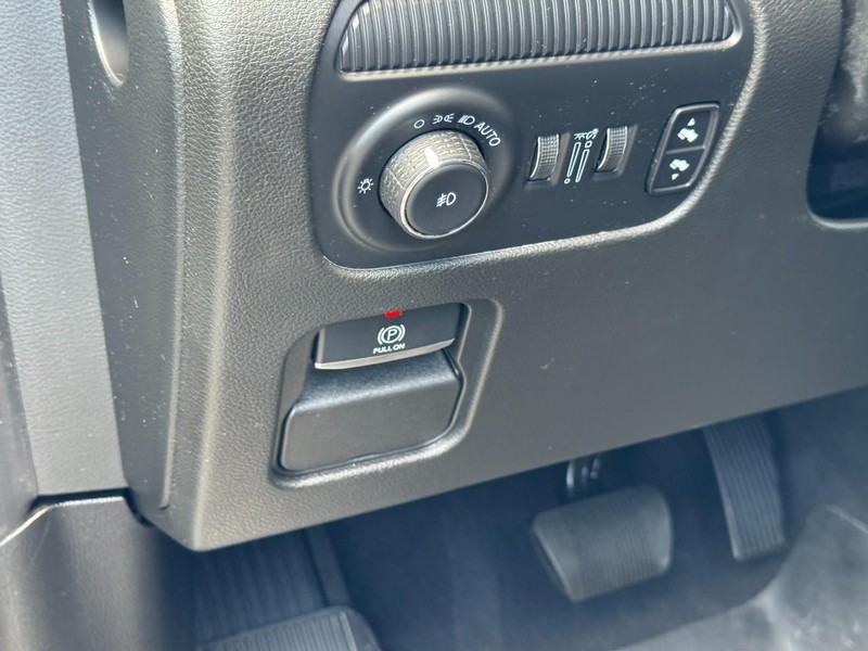 Jeep Wagoneer Vehicle Image 18