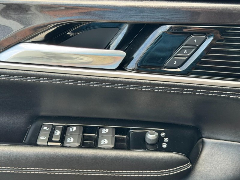 Jeep Wagoneer Vehicle Image 26