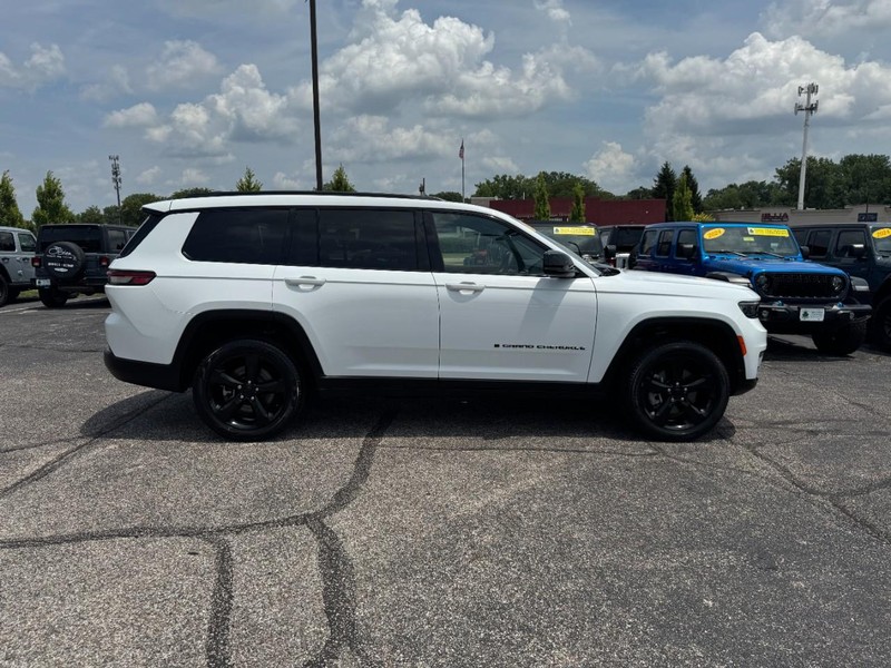 Jeep Grand Cherokee L Vehicle Image 02