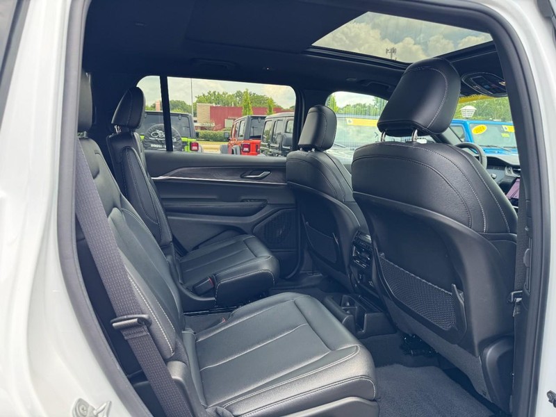 Jeep Grand Cherokee L Vehicle Image 10