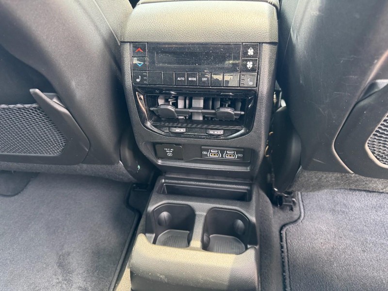 Jeep Grand Cherokee L Vehicle Image 17