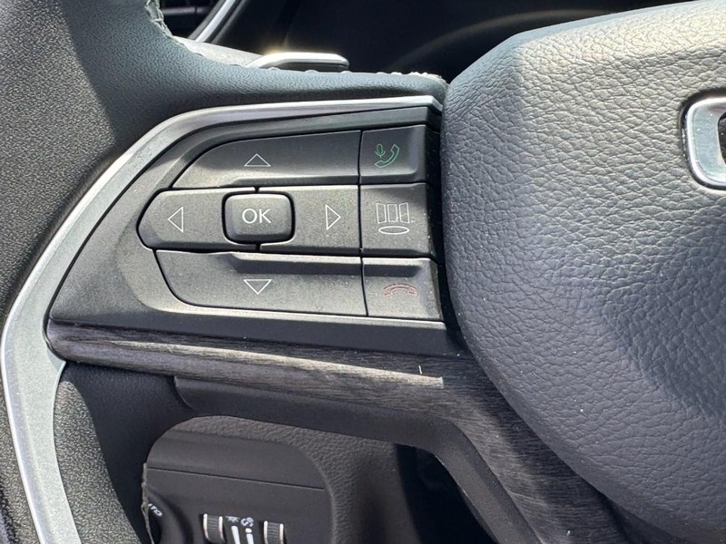 Jeep Grand Cherokee L Vehicle Image 19