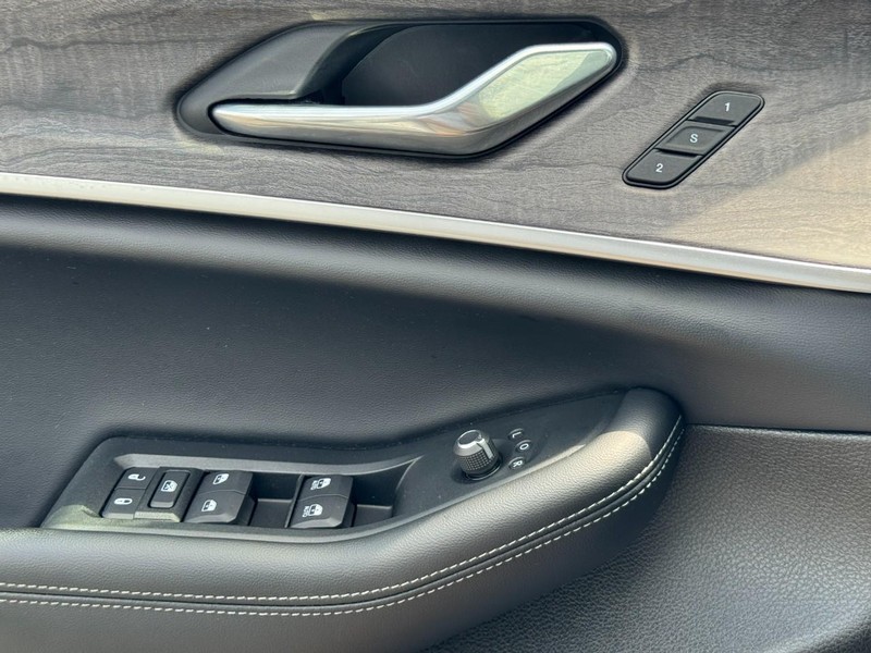 Jeep Grand Cherokee L Vehicle Image 25