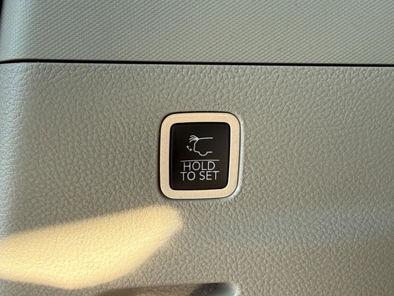 Jeep Wagoneer L Vehicle Image 08