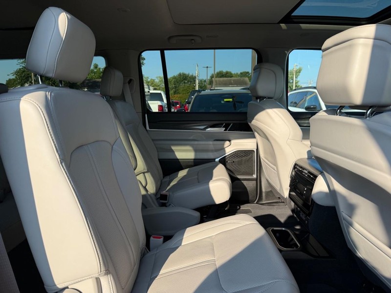Jeep Wagoneer L Vehicle Image 12
