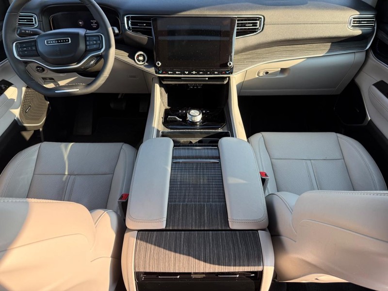 Jeep Wagoneer L Vehicle Image 14